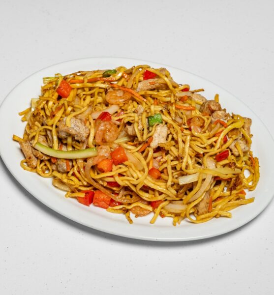 CarribeanMoonRestaurantBarAndGrill_ChickenLomein_2880x2304